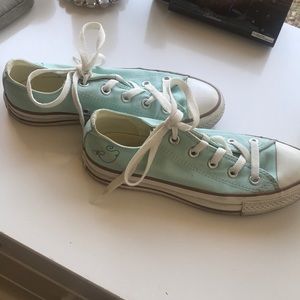 Super cute unique converse. Size 6